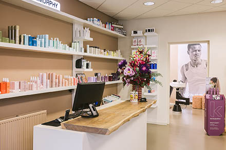 Sfeerbeelden van de vernieuwde salon én zakelijke portretten.