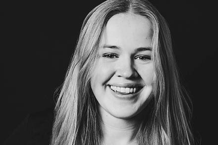 Pure daglicht portretfotografie in Haarlem. Natuurlijke, persoonlijke portretten in zacht licht. Ontspannen portretshoot voor social media of persoonlijk gebruik.