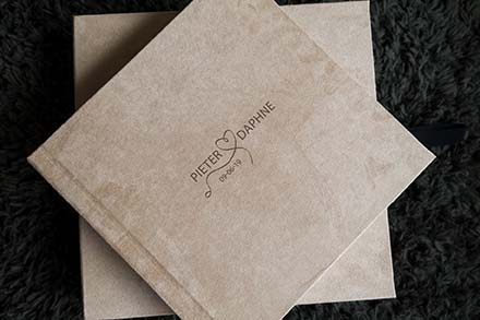 Een trouwalbum dat alsnog werd ontworpen, in het geheim met de bruid als Valentijnsdag verrassing. Vandaag wordt het album overhandigd.